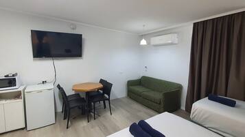 Chambre Familiale | Literie hypoallergénique, fer et planche à repasser, Wi-Fi gratuit