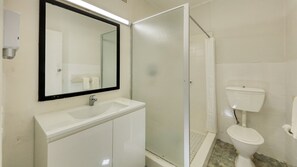 Shower, free toiletries, hair dryer, towels - Silver Oaks Motel (Gilgandra)