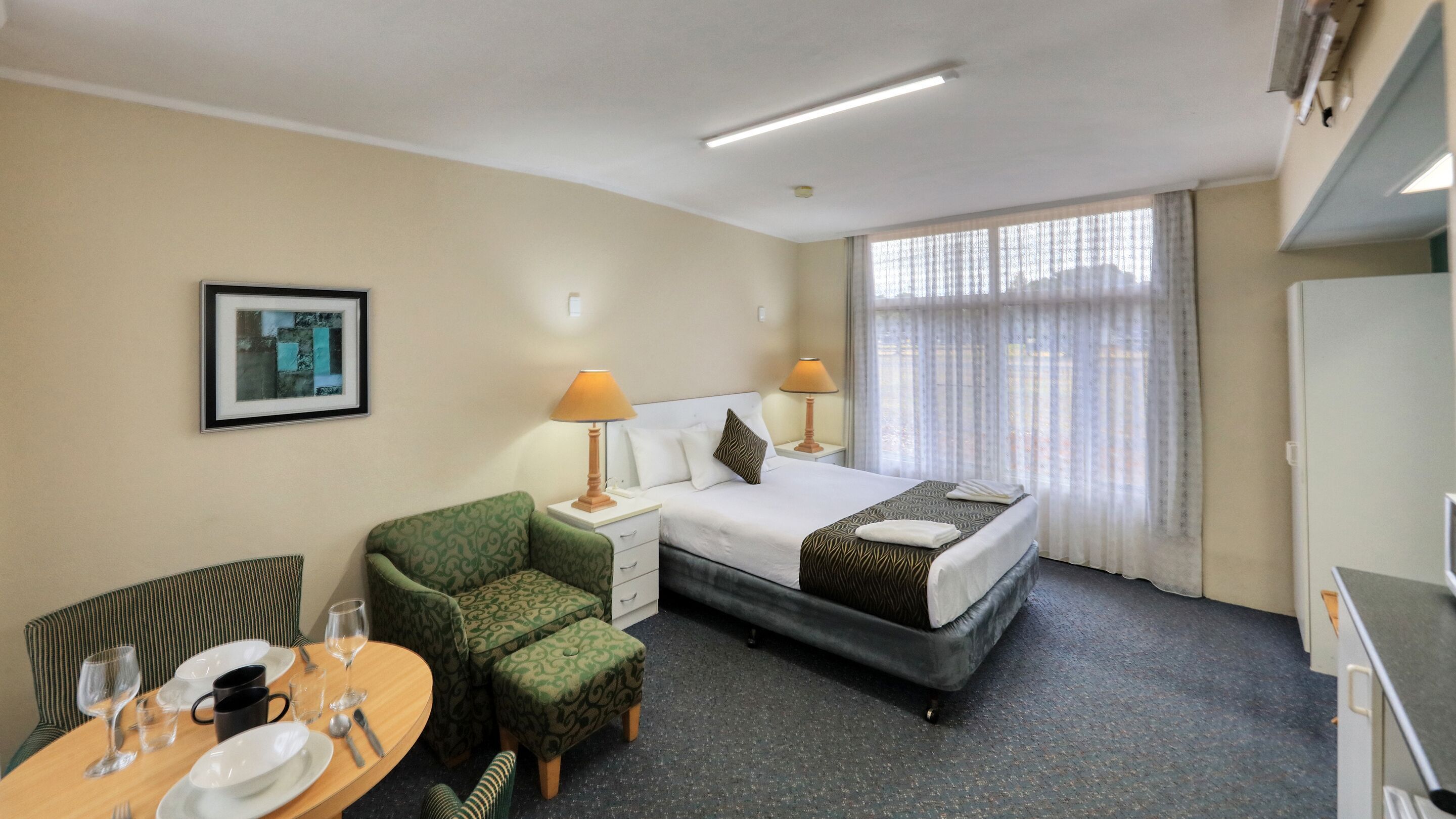 Hypo-allergenic bedding, iron/ironing board, free WiFi, bed sheets