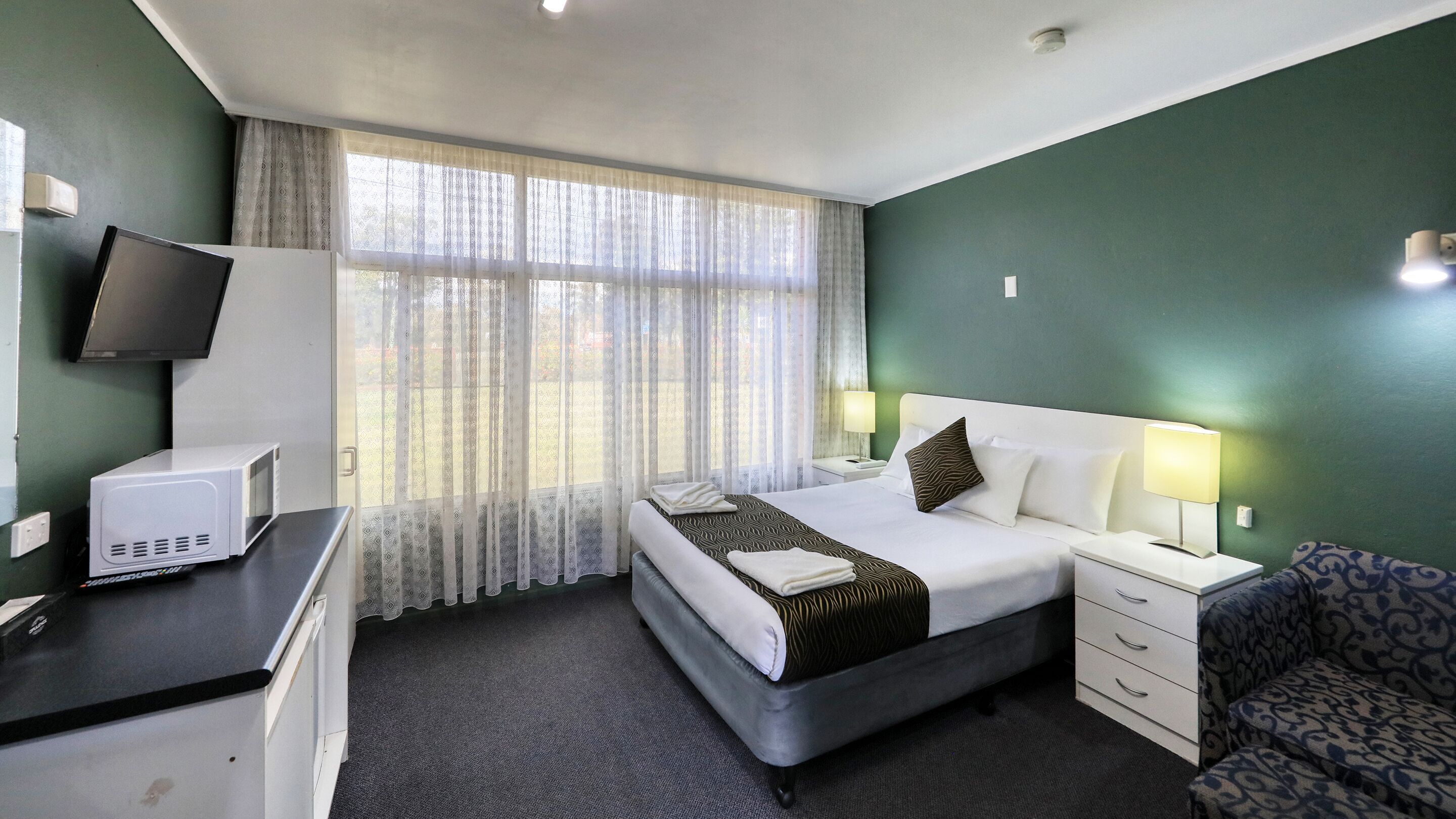 Hypo-allergenic bedding, iron/ironing board, free WiFi, bed sheets
