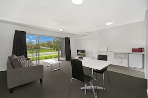Flat-screen TV - Cooroy Luxury Motel Apartments Noosa (Cooroy)