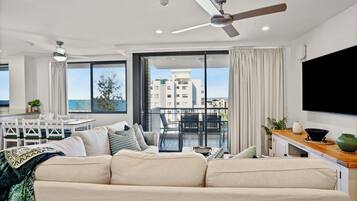 Apartment, 3 Bedrooms, Ocean View (2 Queen & 2 Singles) | Living area