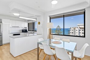 Full-sized fridge, microwave, oven, stovetop - Burgess @ Kings Beach Apartments (Kings Beach)