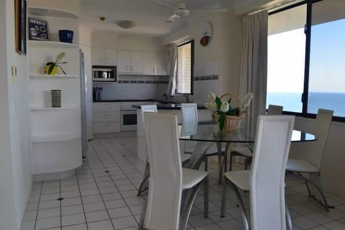 Apartment, 2 Bedrooms, Ocean View (Upper Level, 1 Queen & 2 Singles) | Makan dalam bilik