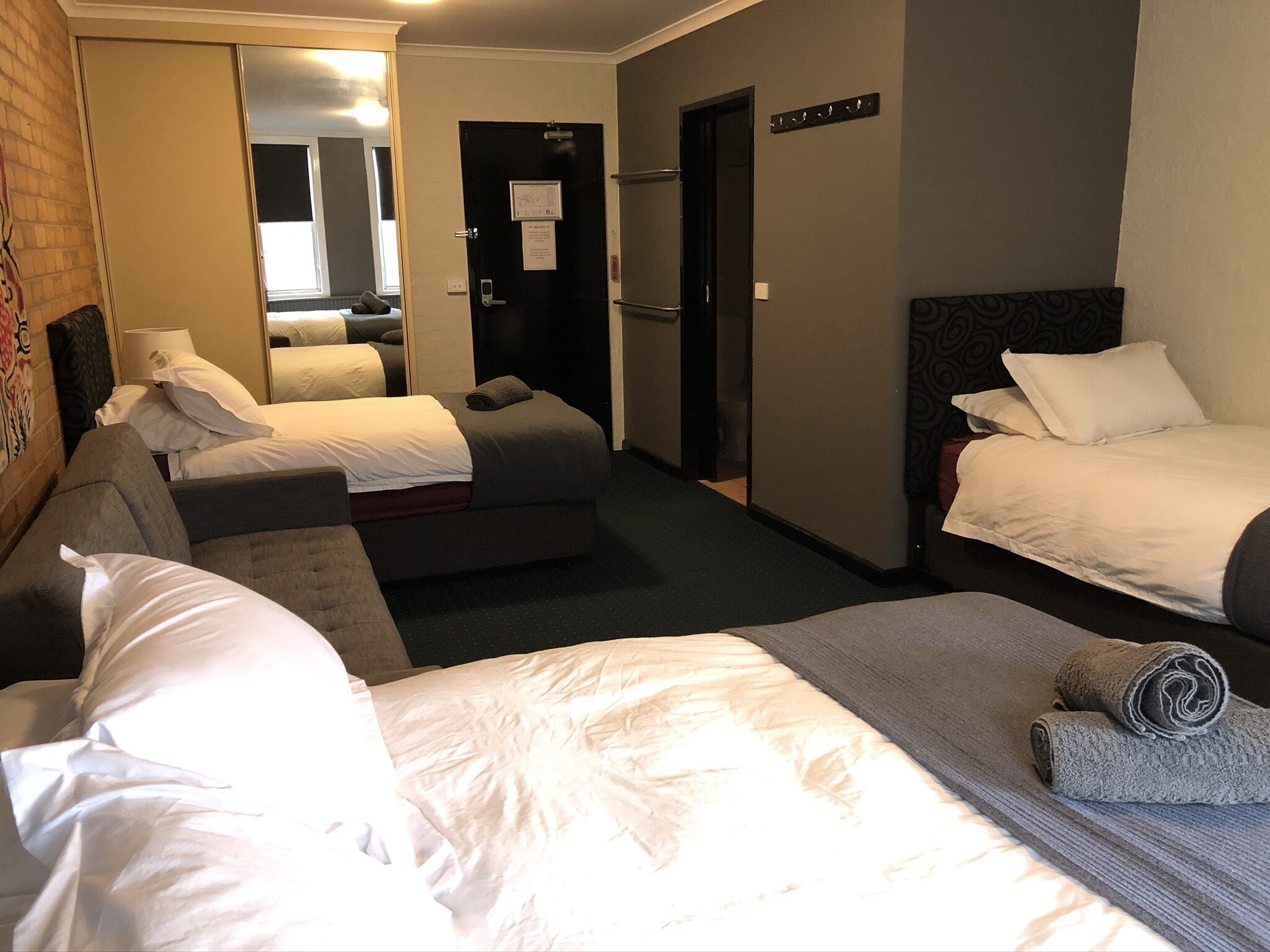 أسرّة بطبقة علوية مريحة وبديكورات فريدة لكل غرفة وطراز  فريد لكل وحدة