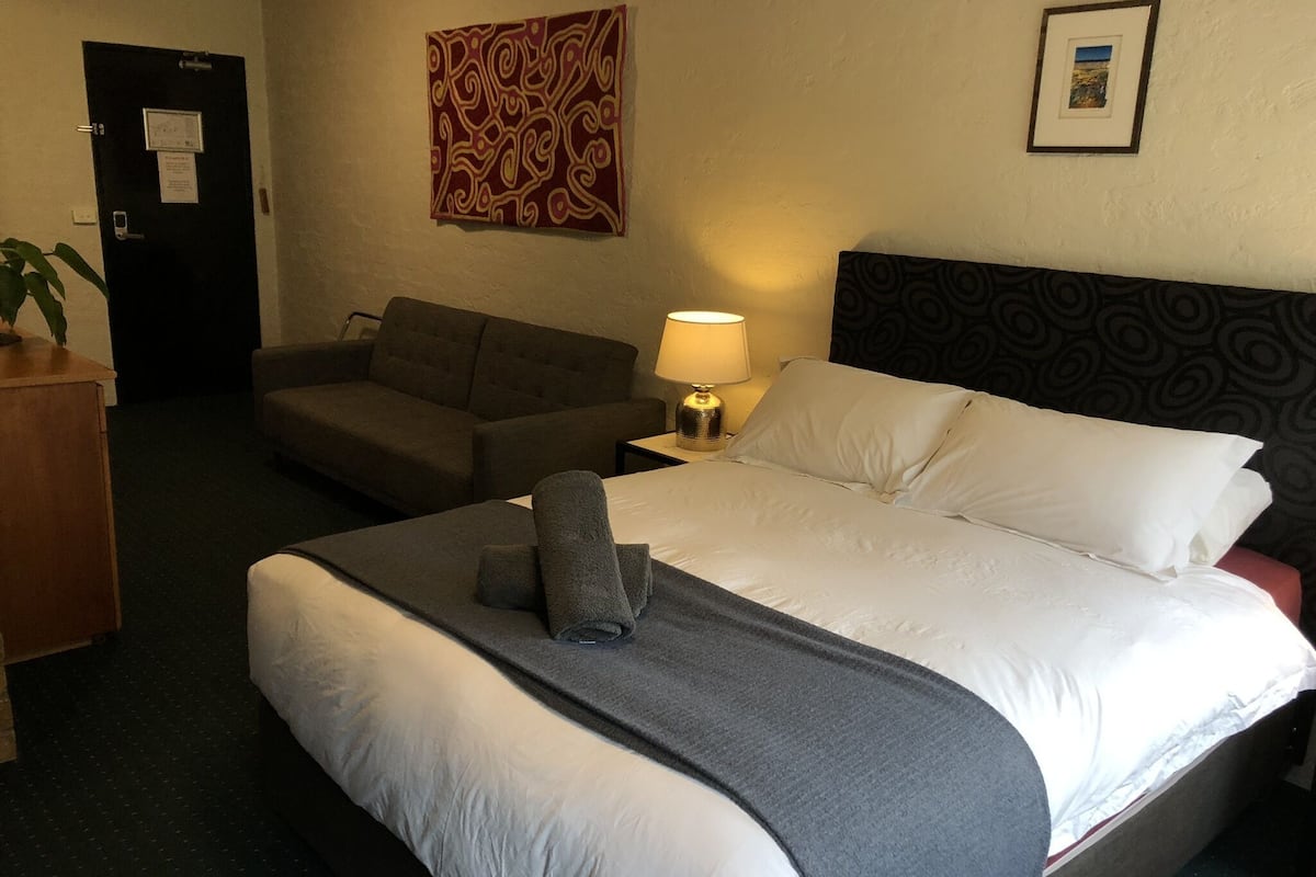 Deluxe-Suite, 1 Schlafzimmer, Nichtraucher (Deluxe Queen Room) | 1 Schlafzimmer, Pillowtop-Betten, individuell dekoriert