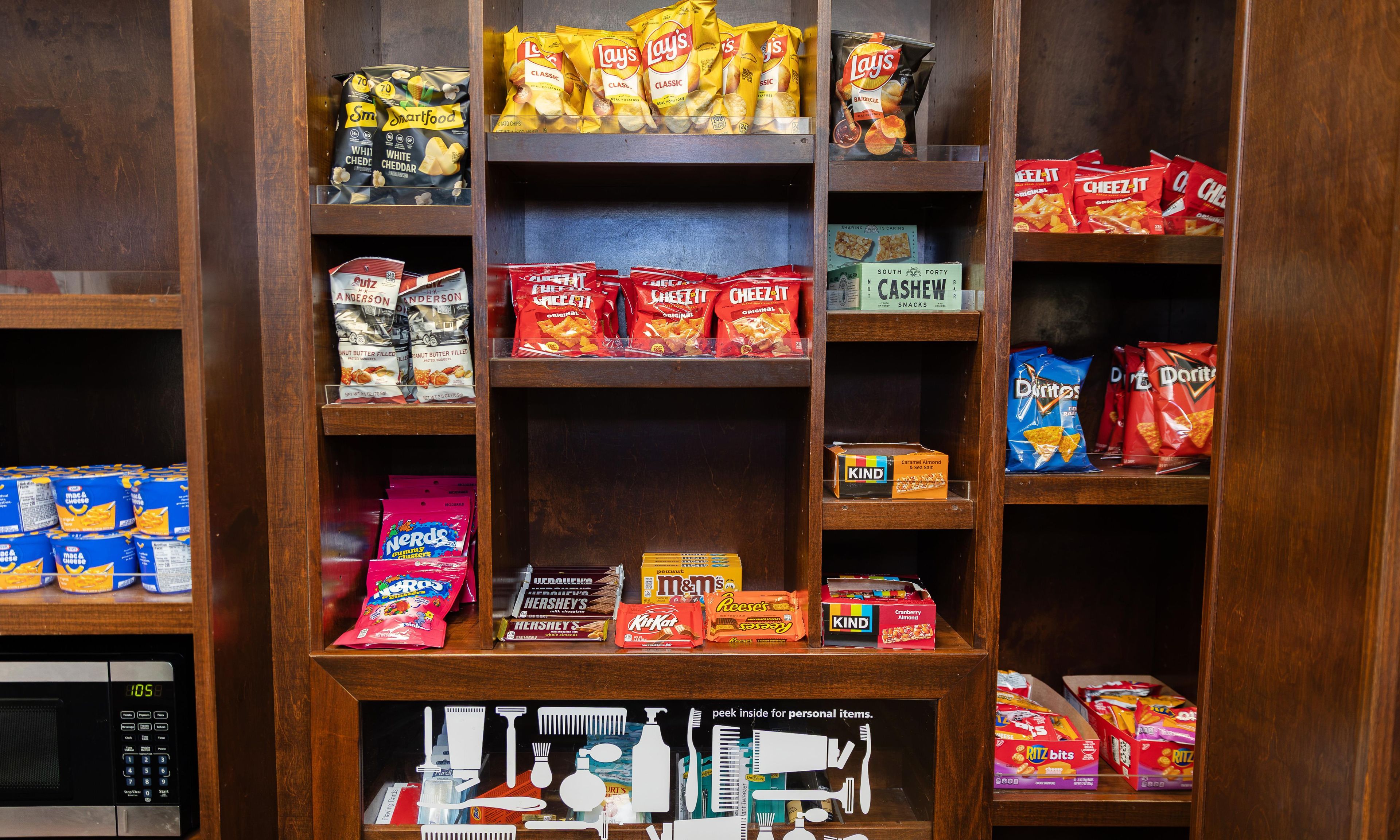 Un présentoir de collations proposant différentes marques, notamment Lay's, Cheez-It et Doritos.