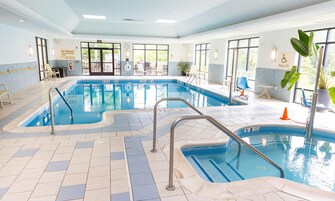 Una piscina interior con agua cristalina, múltiples carriles y una estación de salvavidas.