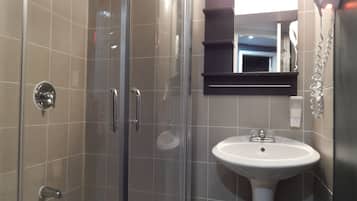 Combined shower/bathtub, hair dryer, towels