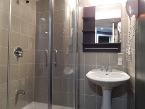 Combined shower/tub, hair dryer, towels - All Days Hostel (Toronto)
