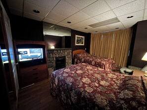 Hypo-allergenic bedding, desk, iron/ironing board, free WiFi