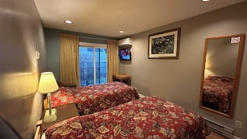 Basic Room, 2 Twin Beds, Shared Bathroom | Hypo-allergenic bedding, desk, iron/ironing board, free WiFi