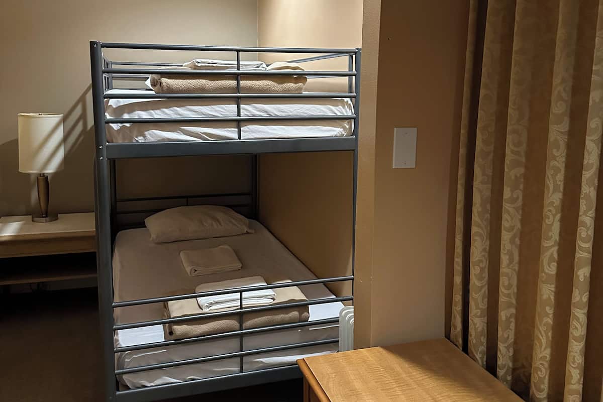 Dormitorio compartido, solo para hombres (Shared Dormitory 4 Beds, Male Room) | Ropa de cama hipoalergénica, escritorio, tabla de planchar con plancha