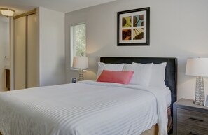 Tabla de planchar con plancha, wifi gratis y ropa de cama 