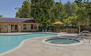 Outdoor spa tub - Oakwood Silicon Valley (Sunnyvale)