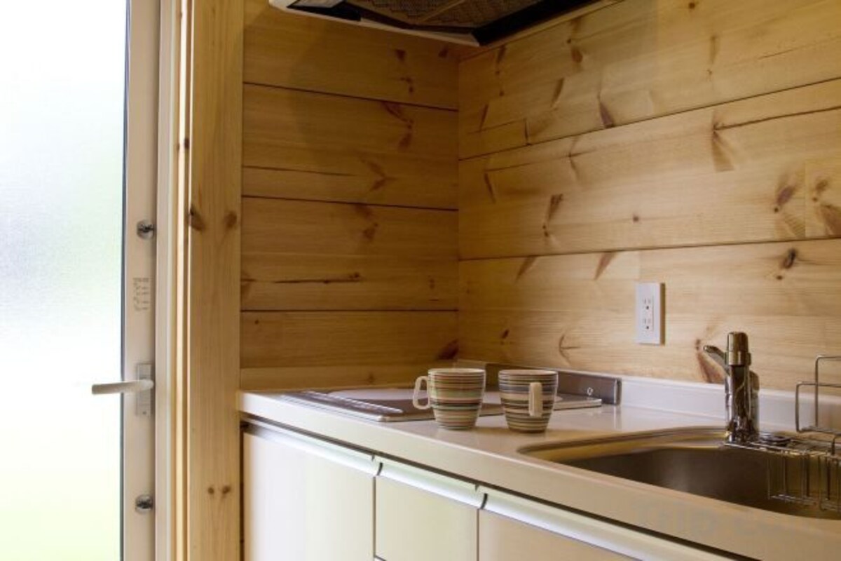 Private kitchen | Full-sized fridge, microwave, oven, stovetop