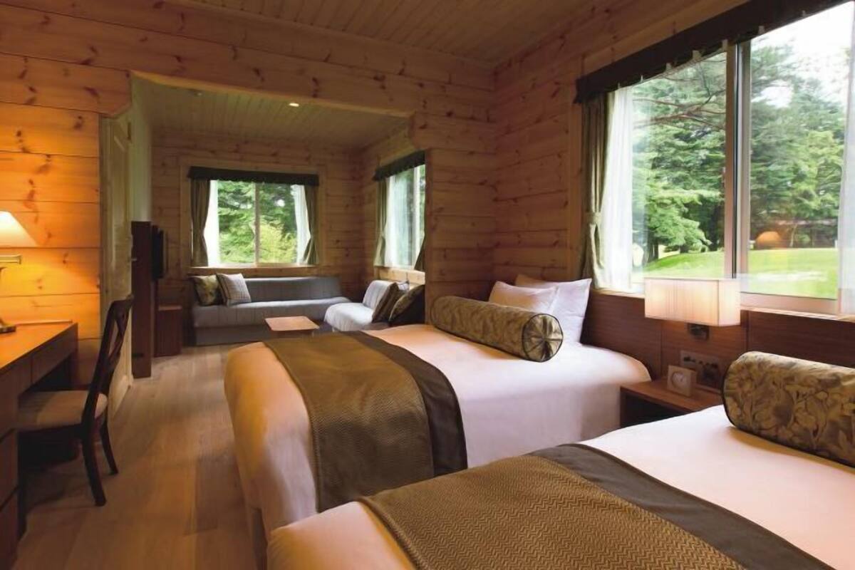 2 bedrooms, down duvets, minibar, in-room safe