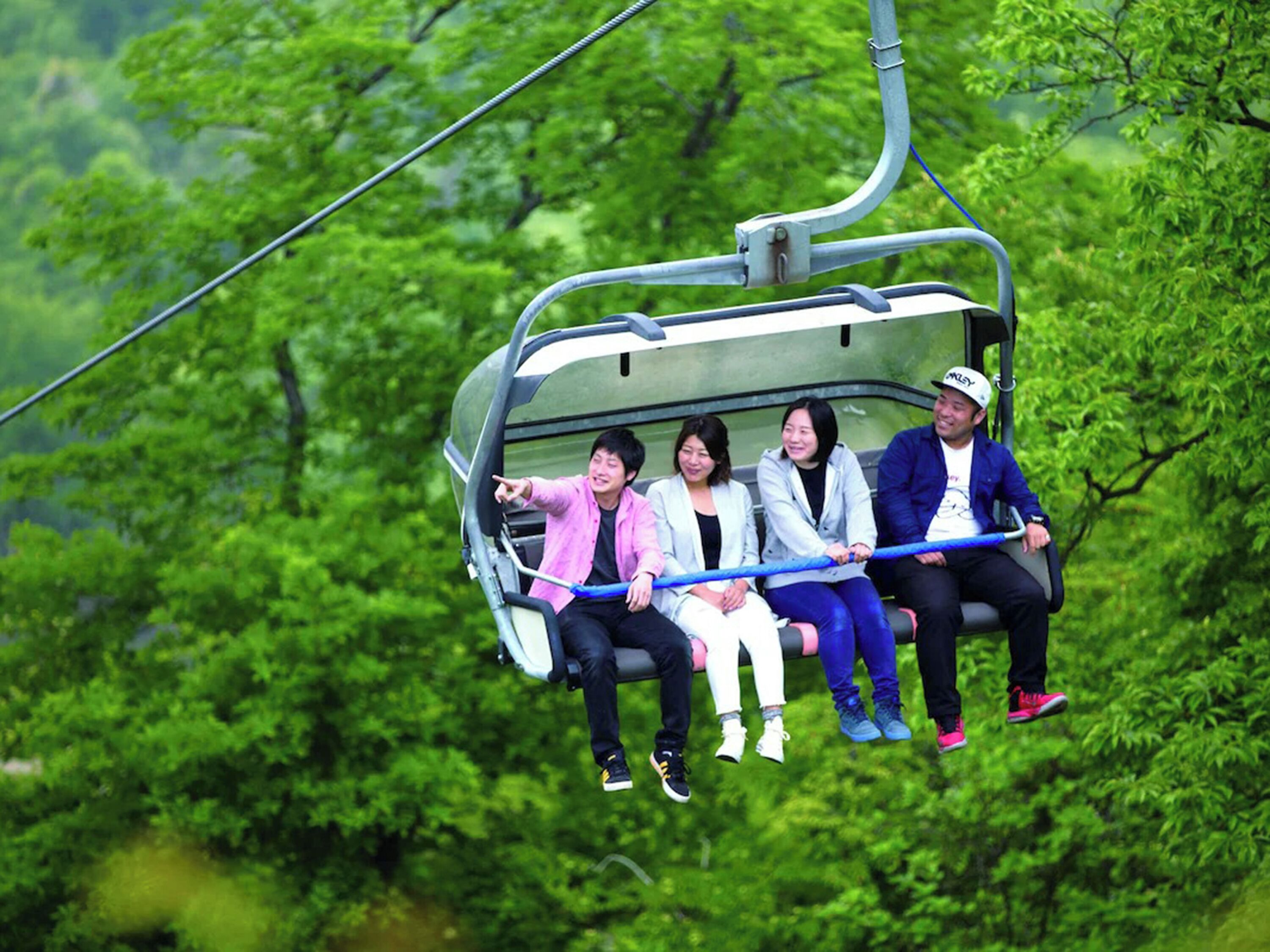 Un teleférico con pasajeros.