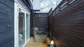 Deep-soaking bathtub