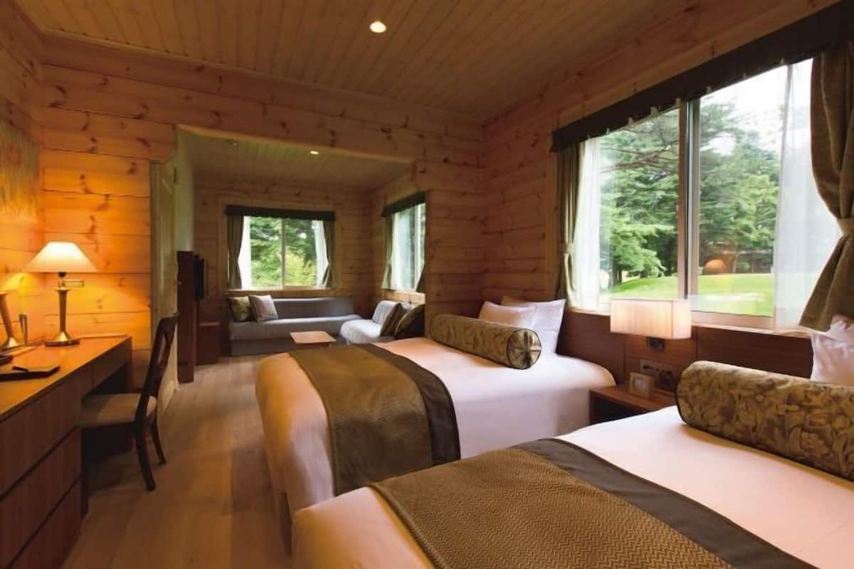 2 bedrooms, down duvets, minibar, in-room safe