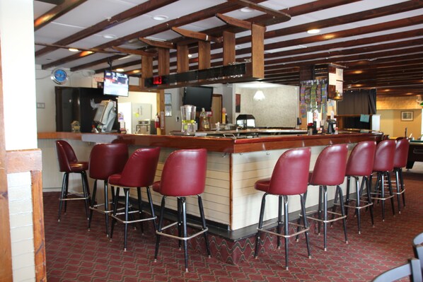 Bar (on property) - Lake Erie Lodge (Curtice)