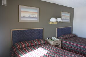 Classic Double Room | 1 bedroom, desk, WiFi, bed sheets - Lake Erie Lodge (Curtice)