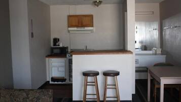 Suite, 1 King Bed, Non Smoking, Kitchenette | Private kitchenette | Mini-fridge, microwave