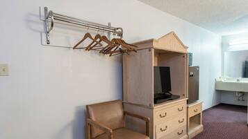 Værelse - 1 kingsize-seng - ikke-ryger | 1 soveværelse, minibar, skrivebord, strygejern/strygebræt