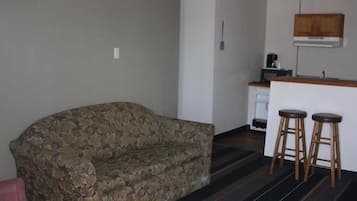 Suite, 1 King Bed, Non Smoking, Kitchenette