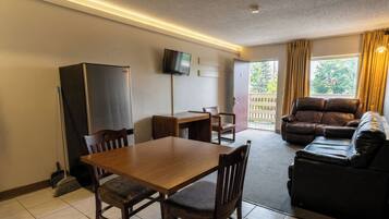 Suite, 1 King Bed, Non Smoking, Kitchenette | Private kitchen | Mini-fridge, microwave