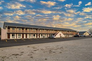 Free self-parking - Lake Erie Lodge Oregon OH (Curtice)