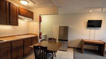 Suite, 1 King Bed, Non Smoking, Kitchenette | Private kitchenette