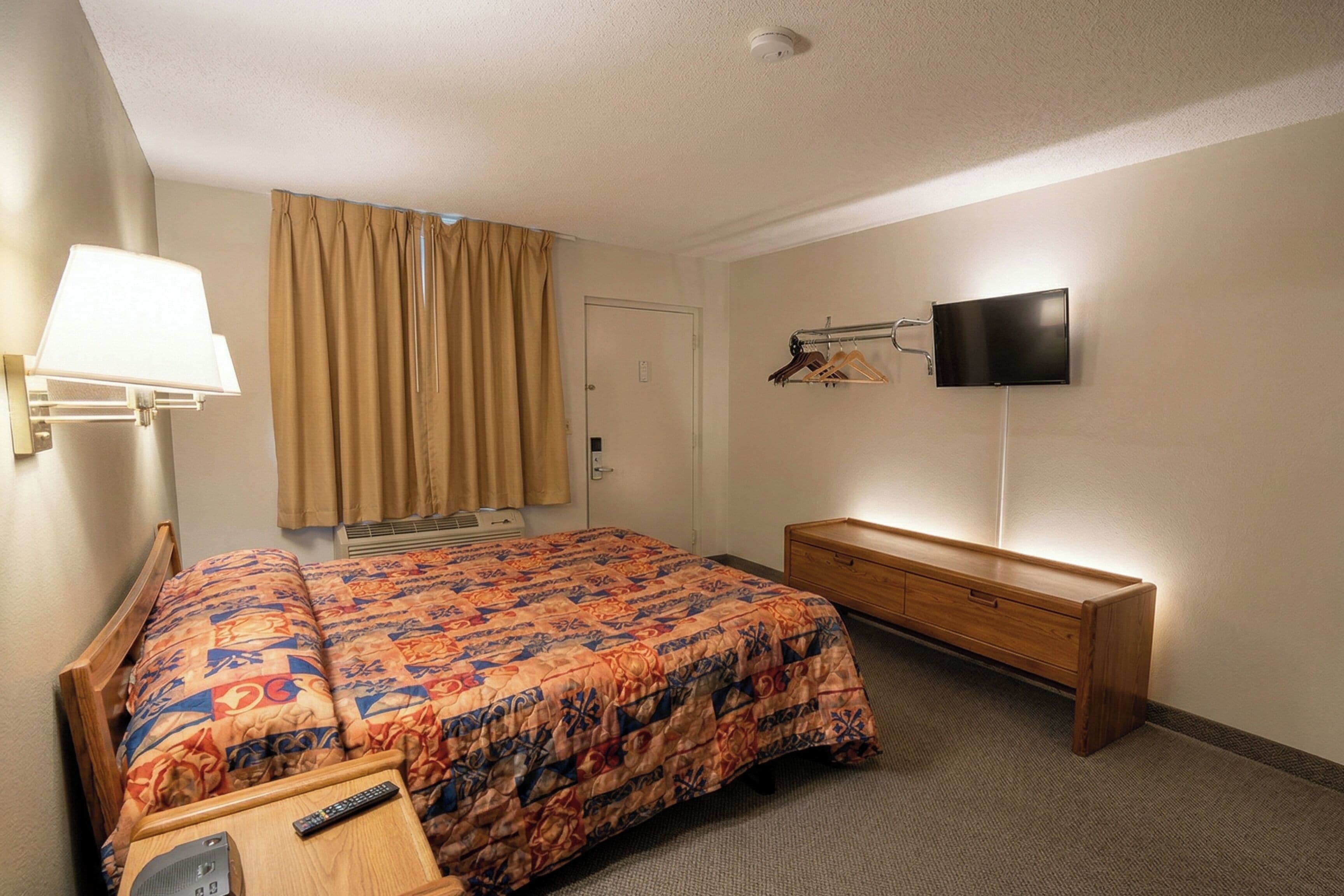 1 habitación, minibar, escritorio y tabla de planchar con plancha 