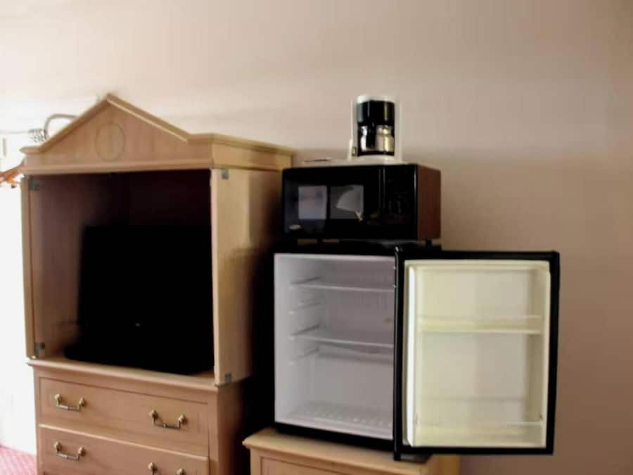 1 bedroom, minibar, desk, iron/ironing board