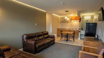 Suite - 1 kingsize-seng - ikke-ryger - tekøkken | 1 soveværelse, minibar, skrivebord, strygejern/strygebræt