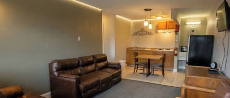 Suite, 1 cama King size, para no fumadores, cocineta | 1 habitación, minibar, escritorio y tabla de planchar con plancha