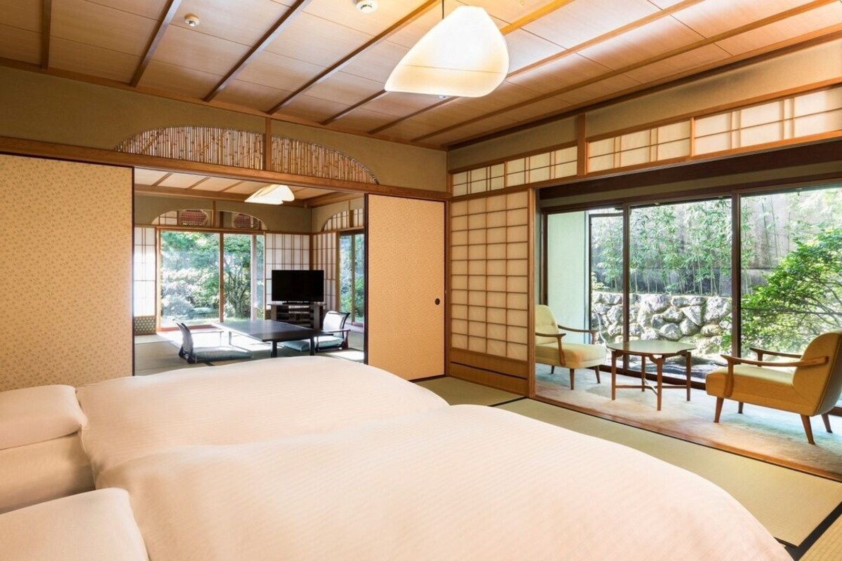 Minibar, in-room safe, WiFi (free), bed sheets
