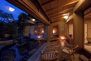 Deluxe Room, Non Smoking (New Building,Japanese-Western) | Bar mini, peti besi dalam bilik, Wi-fi percuma, cadar katil 