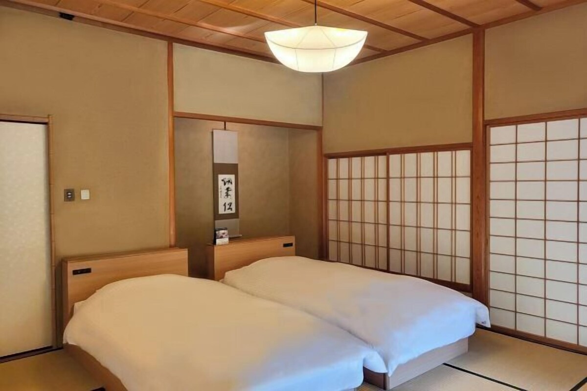 Minibar, in-room safe, WiFi (free), bed sheets