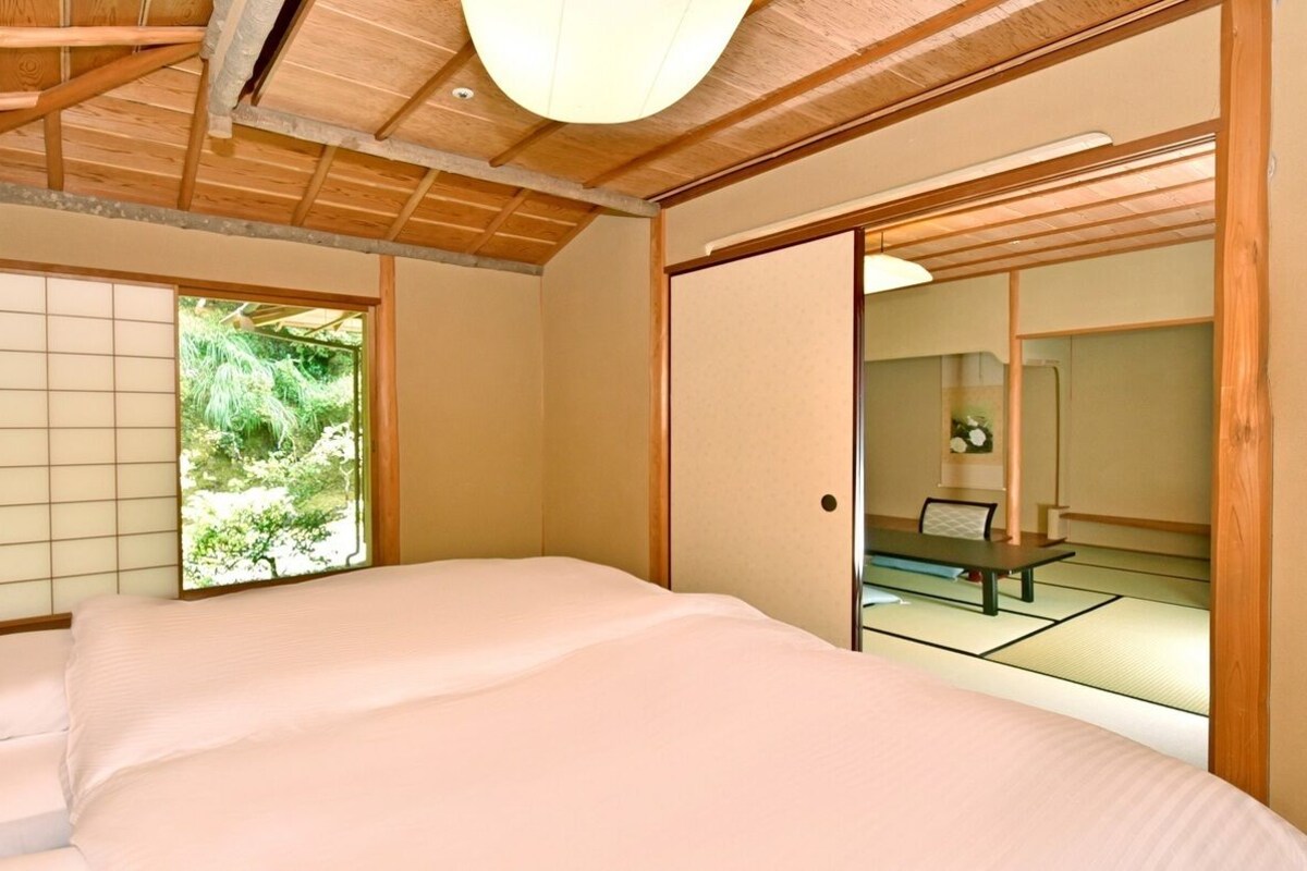 Minibar, in-room safe, WiFi (free), bed sheets