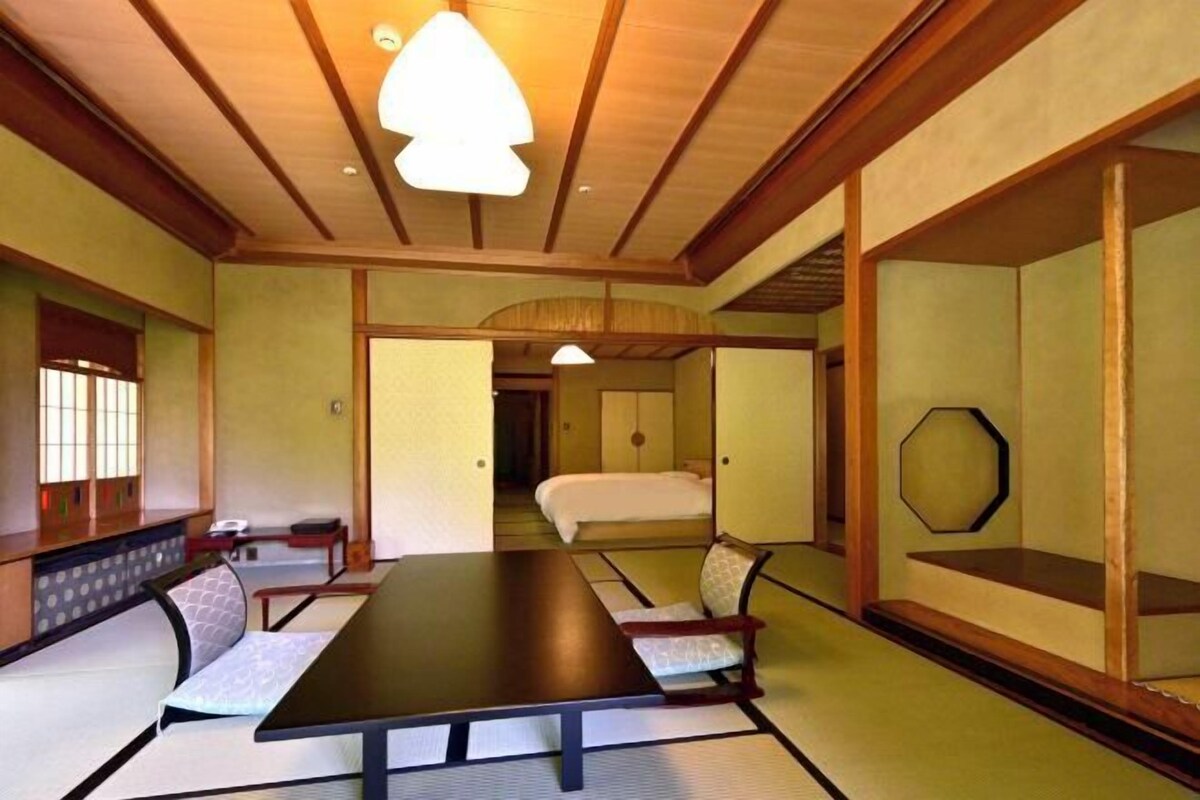 Minibar, in-room safe, WiFi (free), bed sheets