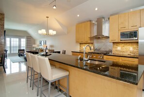 3 restaurants; breakfast, lunch, dinner, and brunch served - Water's Edge Resort & Spa (Westbrook)