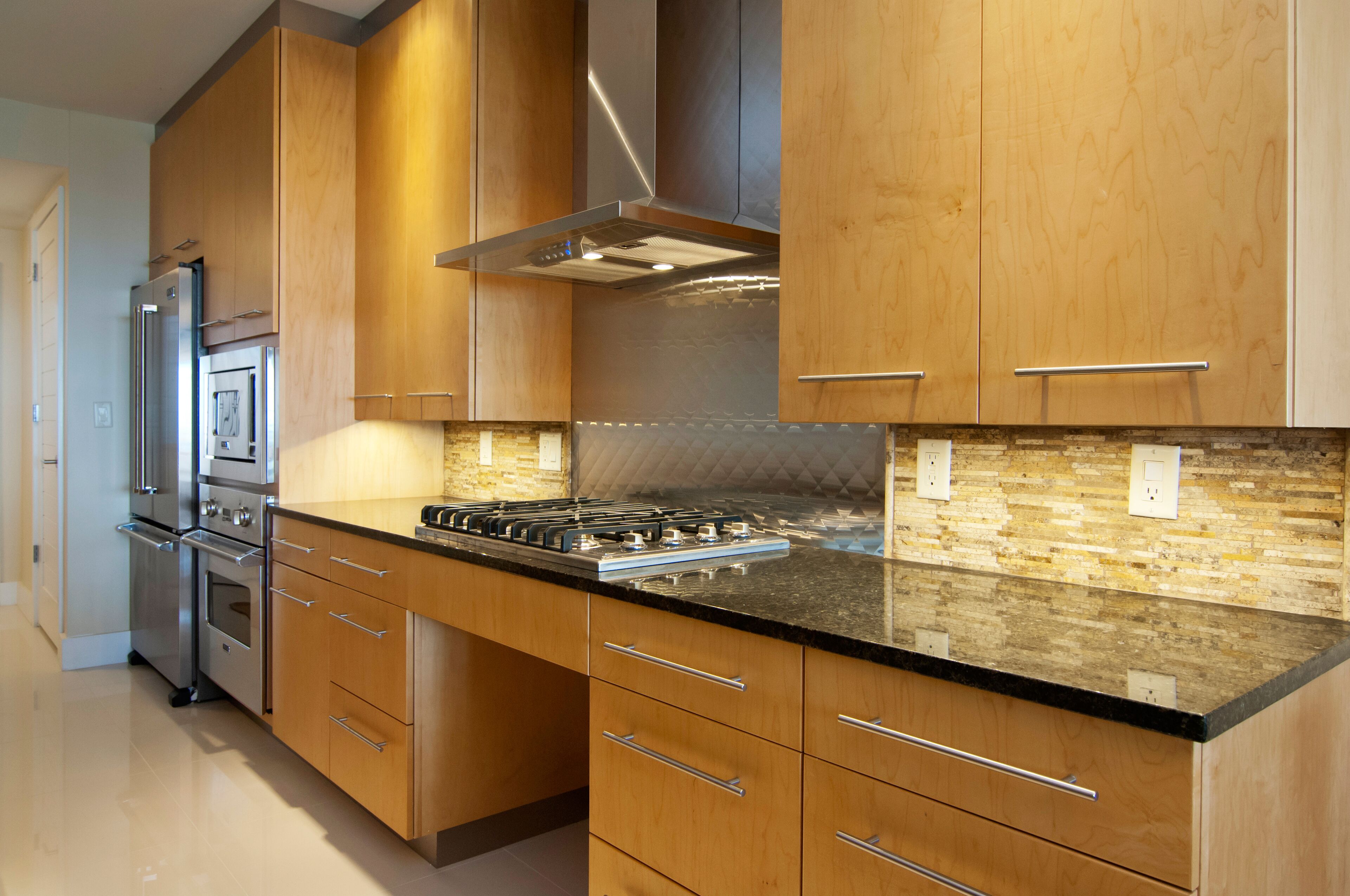 fridge, coffee/tea maker