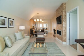 Flat-screen TV, iPod dock - Water's Edge Resort & Spa (Westbrook)