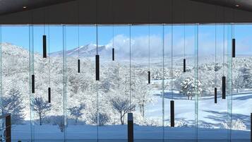 Petit déjeuner, déjeuner et dîner servis sur place, vue sur le jardin