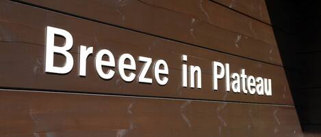 A sign with the text "Breeze in Plateau".