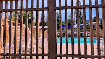 Una piscina al aire libre de temporada