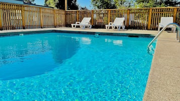 Una piscina al aire libre de temporada