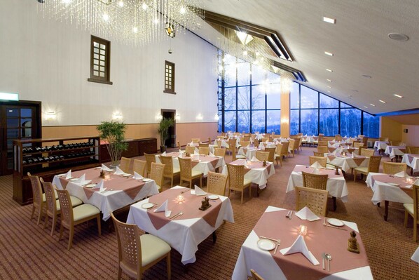 2 restaurants, dinner served