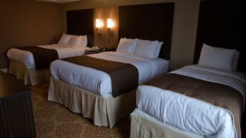 Chambre Familiale (Two Queen Beds & One Twin Size Bed) | Bureau, fer et planche à repasser, Wi-Fi gratuit, draps fournis